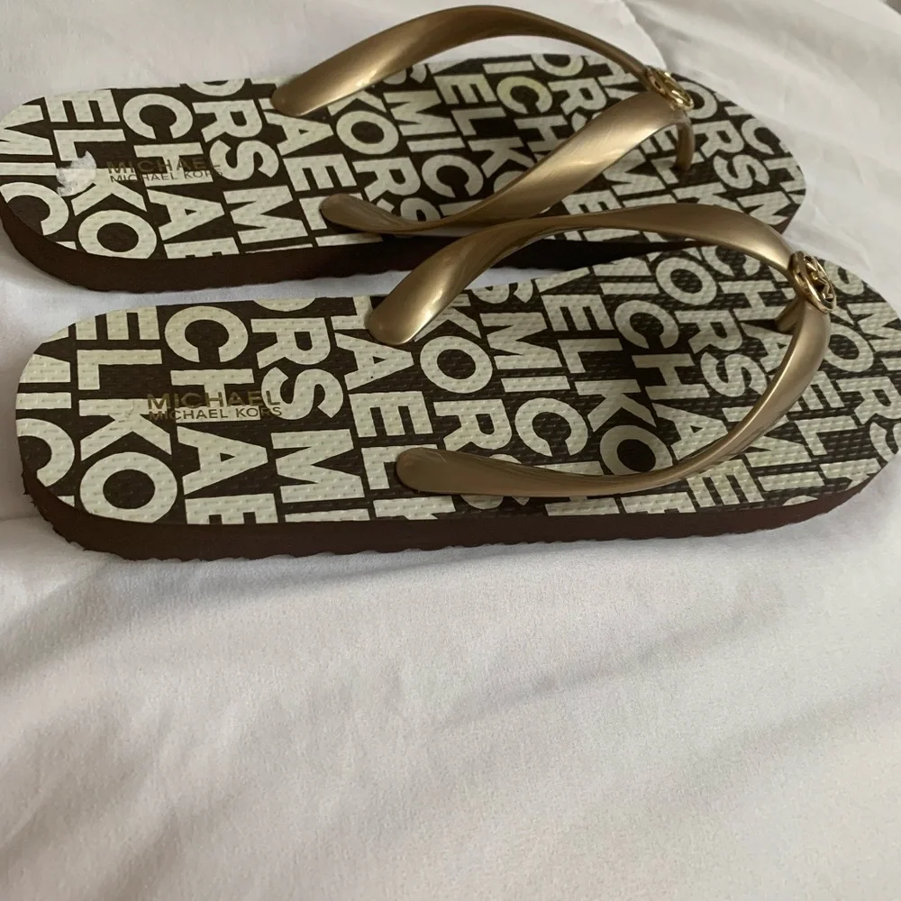 Michael Kors Size 11 Flip flops 🤎